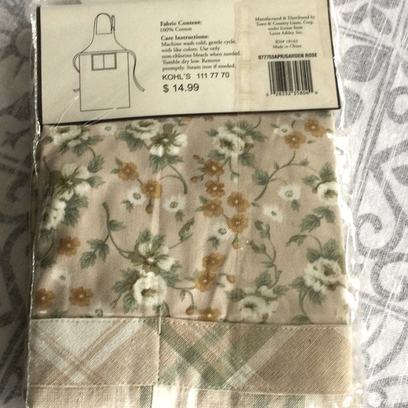 Laura Ashley apron and Apron pattern book - Picture 5 of 12